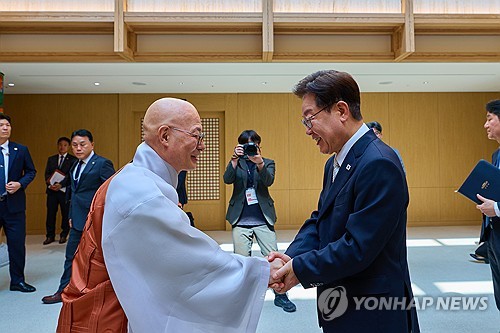 '국무회의 애청자' 진우스님에 李대통령 "국민 삶에 영향 커 고민 깊어"_정지서