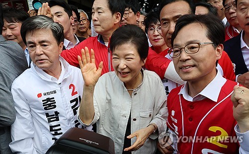 박근혜, TK 넘어 PK까지 광폭 행보…보수결집 전략 통할까_온다예