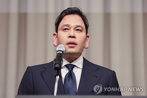스타벅스 조사경위 따라가보니…'책상에 탁!' 문구, 보고없이 삽입_김용갑