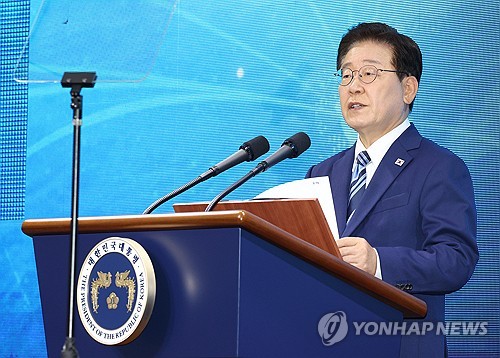 부산 찾은 李대통령 "YS가 꿈꾼 해양강국 동남권서 실현"_정지서