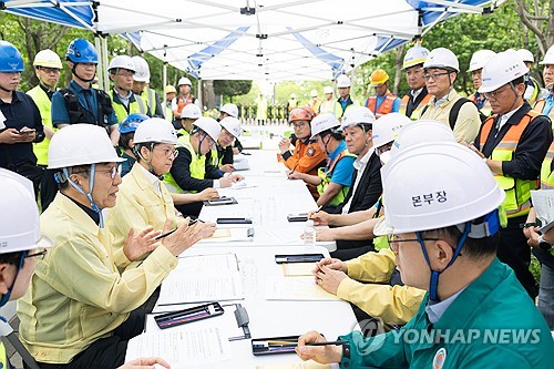 김윤덕 장관, 서소문 고가차도 사고수습본부 방문