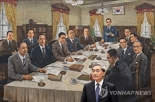 금융통화위원회 본회의 참석하는 신현송 한국은행 총재
