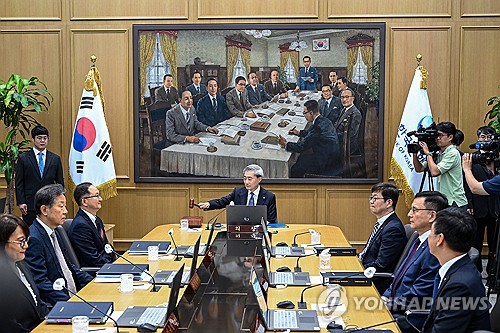 (서울=연합뉴스) 신현송 한국은행 총재가 28일 서울 중구 한국은행에서 열린 금융통화위원회 본회의에서 의사봉을 두드리고 있다. 2026.5.28 [사진공동취재단] photo@yna.co.kr