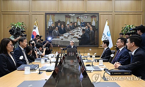 의사봉 두드리는 신현송 한국은행 총재