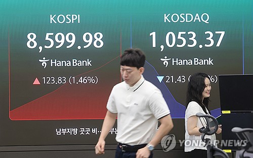 코스피가 상승 출발한 1일 서울 중구 하나은행 딜링룸에서 직원이 업무를 보고 있다. 