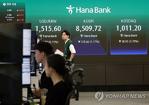 (서울=연합뉴스) 이지은 기자 = 2일 서울 중구 하나은행 딜링룸 현황판에 코스피가 표시되고 있다. 이날 코스피는 전장보다 94.81포인트(1.08%) 오른 8,883.19로, 코스닥지수는 5.14포인트(0.49%) 내린 1,044.89로 출발했다. 2026.6.2 jieunlee@yna.co.kr