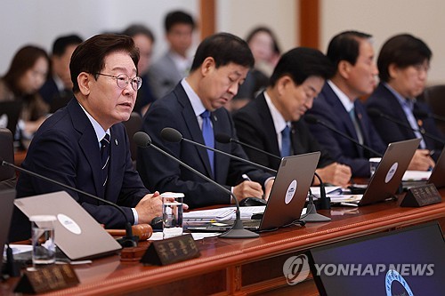 李대통령 "물가 안정 없이는 성장 없다…정부 비축물량 공급 확대"(종합)_정지서