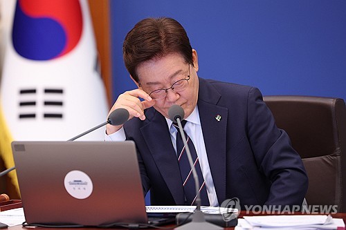 李대통령 "일부 방송 정당 기관지처럼 편파적…중립·공정성 결여"_정지서