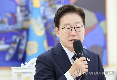 李대통령, 선거개입 비판에 "도둑도 도둑질 나쁘단 말엔 표시 안해"_정지서