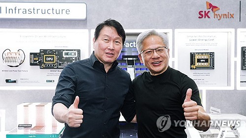기념 촬영하는 최태원 회장과 젠슨 황 CEO