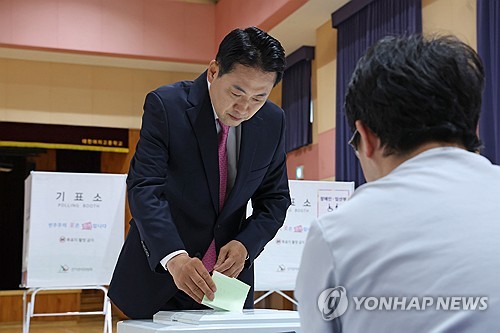 투표하는 국민의힘 장동혁 상임선거대책위원장
