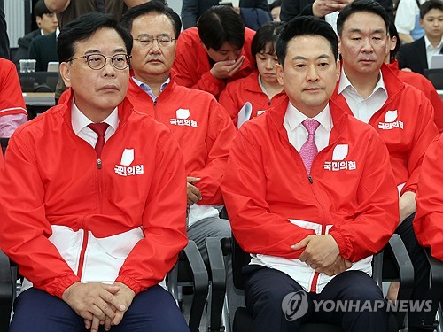 출구조사 결과 지켜보는 장동혁-송언석