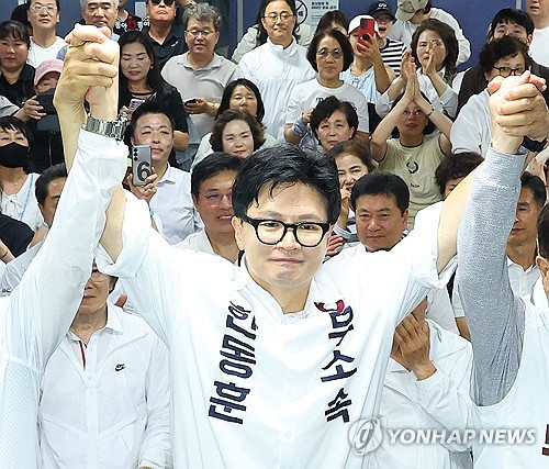 '극적 생환' 한동훈, 보수 재편 중심 될까…복당 여부 주목_온다예
