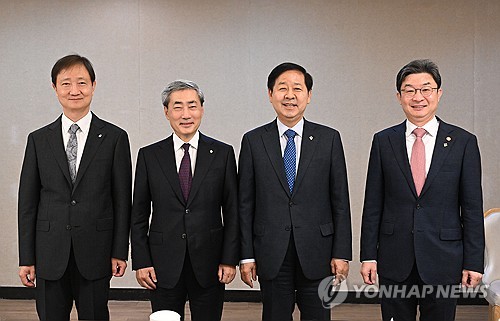 (서울=연합뉴스) 구윤철 부총리 겸 재정경제부 장관(왼쪽 세 번째)이 4일 서울 종로구 정부서울청사에서 열린 시장상황점검회의에서 이찬진 금융감독원장, 신현송 한국은행 총재, 이억원 금융위원장과 기념 촬영하고 있다. 2026.6.4 [재정경제부 제공. 재판매 및 DB 금지] photo@yna.co.kr
