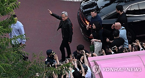 HBM 칩 나눠주는 젠슨 황과 재벌 총수들 "Everyone likes HBM!"_한종화