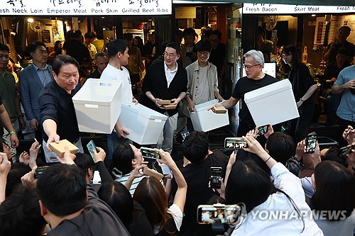 젠슨 황 "더 많은 HBM·LPDDR 필요해…내년에 더 바쁘다"_서영태