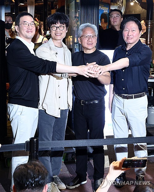 젠슨 황 엔비디아 CEO가 홍대 인근 음식점에서 국내 기업인들과 포즈를 취한 모습