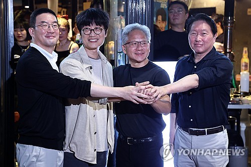 한국서 종횡무진한 젠슨 황, AI 협력망 다지고 출국