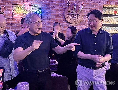 젠슨 황, 작년에 이어 '깐부치킨' 또 찾는다…최태원과 이틀만에 재회_한종화