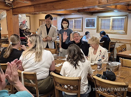 삼계탕 먹은 젠슨 황, 게임·야구 매개로 주말에도 비즈니스 행보_서영태