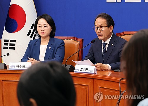 기자간담회 하는 민주당 강준현 수석대변인