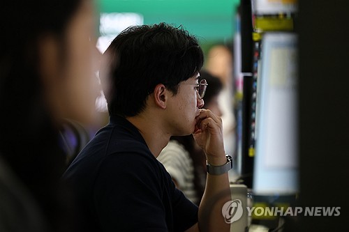 급락장에 코스피 서킷 브레이커와 매도 사이드카가 차례로 발동된 8일 서울 하나은행 본점 딜링룸에서 딜러들이 업무를 보고 있다.