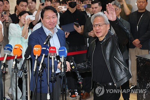 젠슨 황 "지금 주식 더 싸게 살 수 있다…AI혁명 이제 시작"(상보)_서영태