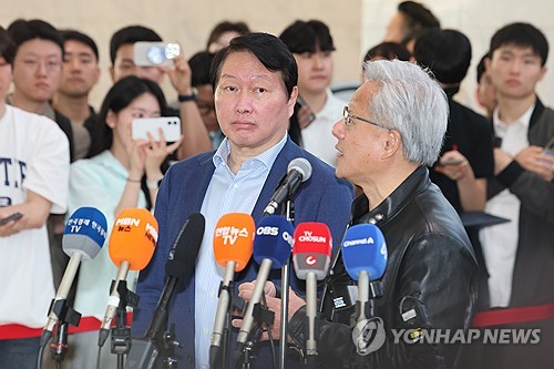 젠슨 황 발언 듣는 최태원 회장