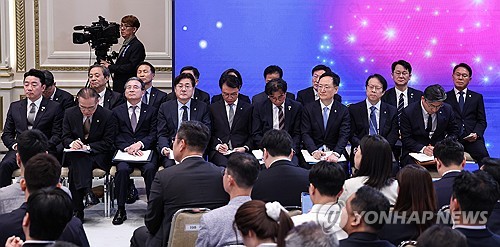 이 대통령 취임 1주년 회견 참석한 참모진