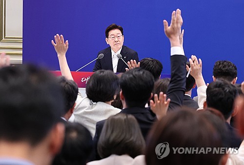 李대통령 "과도한 물가 상승 관리하면 최악은 충분히 피할 수 있을 것"_황남경