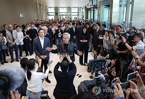 구광모 회장과 회담 마치고 브리핑하는 젠슨 황