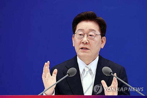 '초심 넥타이' 맨 李대통령…167분간 솔직하게 털어놨다_정지서