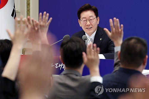 8일 청와대 영빈관에서 열린 취임 1주년 기자회견에서 취재진의 질문을 받고 있는 이재명 대통령