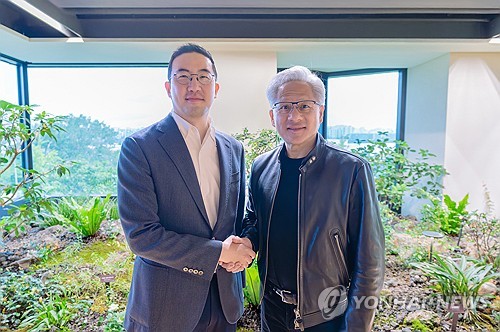 기념 촬영하는 구광모 LG 대표와 젠슨 황 CEO