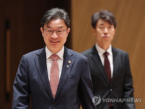 스튜어드십 코드 개정 공청회 참석하는 이억원 금융위원장