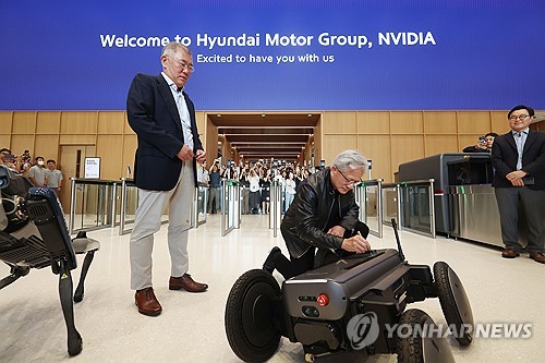 모베드에 사인하는 젠슨 황 CEO
