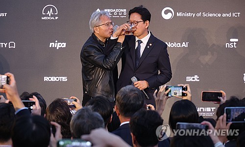 젠슨 황과 러브샷한 배경훈 "한국 정부와 우리 AI 생태계 투자 제안"_서영태