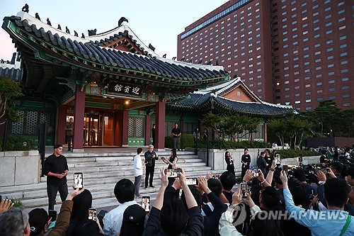 스타트업 대표들과 연회 이후 신라호텔 영빈관 앞에 선 젠슨 황