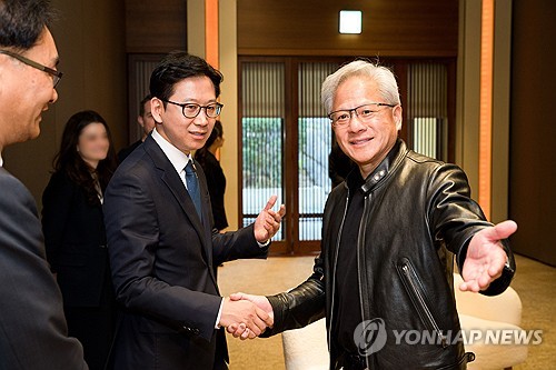 악수하는 배경훈 부총리와 젠슨 황