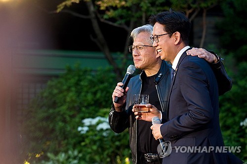 함께 무대에 선 배경훈 부총리와 젠슨 황