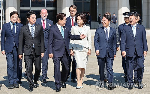 [여의도는 지금] 정청래 없이 김민석만…공항 의전으로 엿본 당권경쟁_정지서