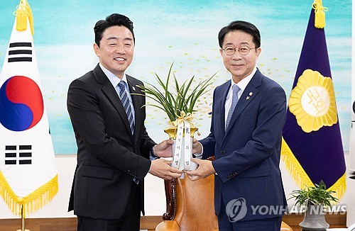 국회의장 만난 강훈식 "부실선거로 정국 엄혹, 초당적 힘 모아야"_온다예
