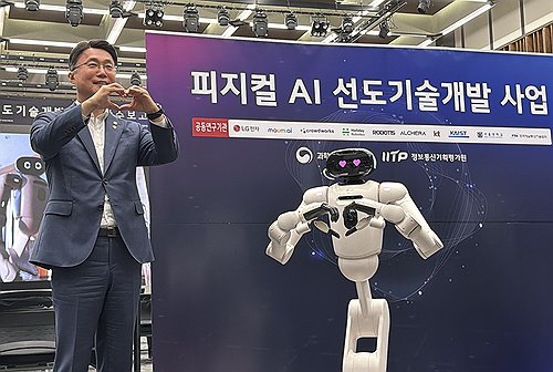 LG사이언스파크에서 피지컬 AI 기술 시연 참관하는 류제명 2차관