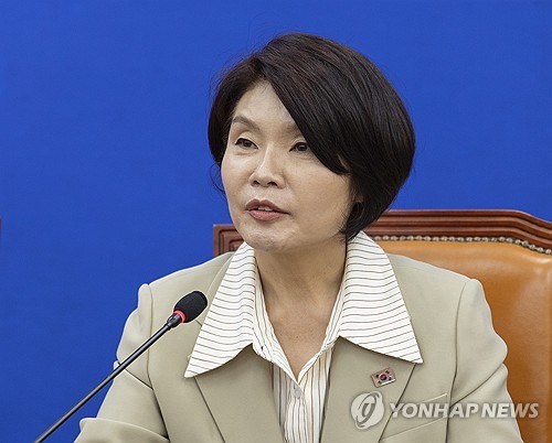 민주당 정책조정회의에서 발언하는 한정애 정책위의장