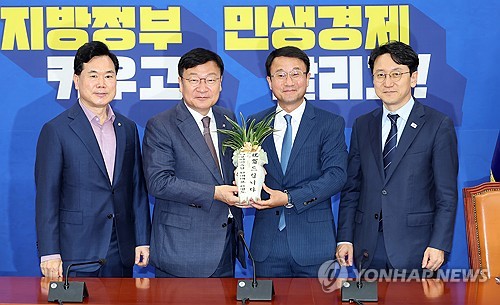 한병도 "빠르게 원 구성"…정점식 "거대 여당이 양보해야"_온다예