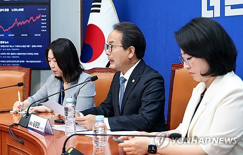 현안 관련 기자간담회하는 강준현 수석대변인