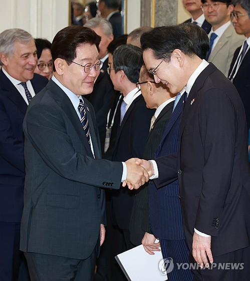 李대통령, 이재용·최태원 잇단 회동…'반도체 머니' 지방으로 돌린다_정지서