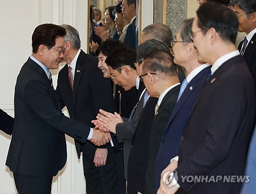 李대통령 "AI·반도체·우주 협력 핵심 과제"…이재용 "더 열심히 해야죠"_정지서
