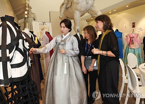 김혜경 여사, 로마서 한복외교…"양국 우정 더욱 돈독해지길"_정지서