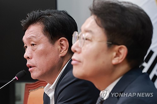 기자 간담회서 현안 관련 설명하는 더불어민주당 조승래 사무총장